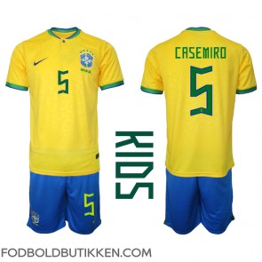 Brasilien Casemiro #5 Hjemmebanetrøje Børn VM 2022 Kortærmet (+ Korte bukser)